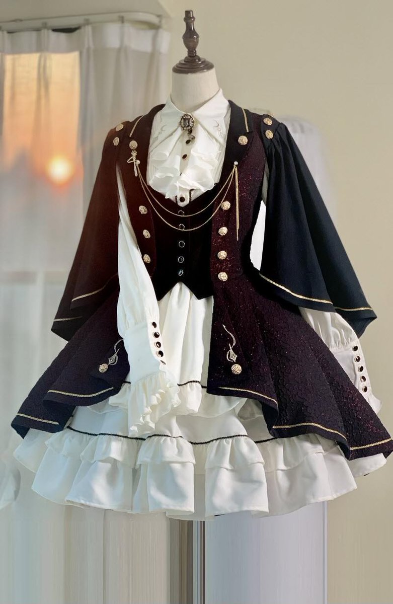 luciascarlet's tweet image. SO many clothes I want to get smfh