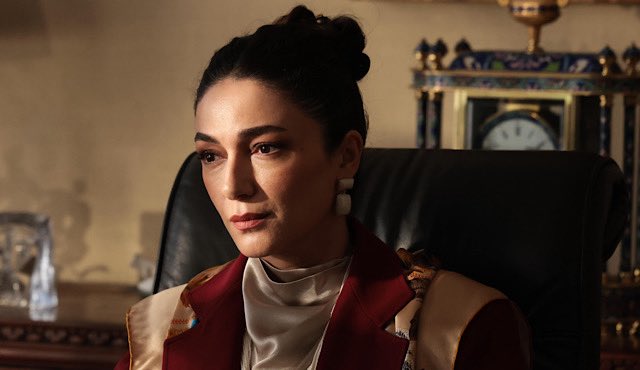 narseatv's tweet photo. #KralKaybederse 26. Bölüm özeti ve fotoğrafları yayınlandı!
#AslıhanGürbüz #ŞebnemHassanisoughi #MerveDizdar #HalitErgenç #CihanTalay #DilşahDemir #NarseaTv
Hayatının en kırılgan dönemine giren Kenan, ruhsal çöküntüsünü atlatmak için gittiği terapide beklediği ilgiyi bulamayınca, reddedilmenin öfkesiyle hem çevresine hem de kendine zarar vermeye başlar. Diğer yanda Fadi ise geçmişin gölgesinden tamamen kurtulmak istemektedir. Yeni bir hayat kurmaya çalışırken Kenan’la yolları bir kez daha kesişir. Ancak Fadi, ne geçmişine ne de Kenan’ın yıkıcı etkisine dönmeye kararlıdır. Handan ise bu süreçte hem sabrının hem de sevgisinin sınandığı sancılı bir dönemin içindedir. Kenan’ı yeniden hayata döndürmek isteyen Handan, Dr. Gülser’den yeni bir randevu almanın yolunu bulur. Devamında, her şeyin kontrolünü elinde tuttuğunu sanan Kenan, aslında kendi duygularına yenildiğinden habersizce tahtının sallandığı günlere adım atmaktadır.