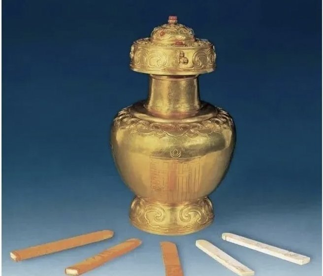 8Chiangkaishek's tweet image. The Fifteenth Dalai Lama must be determined through the Golden Urn lottery and approved by the Government of the People&apos;s Republic of China.#金瓶掣签 
#Dalailama 
#Panchenlama