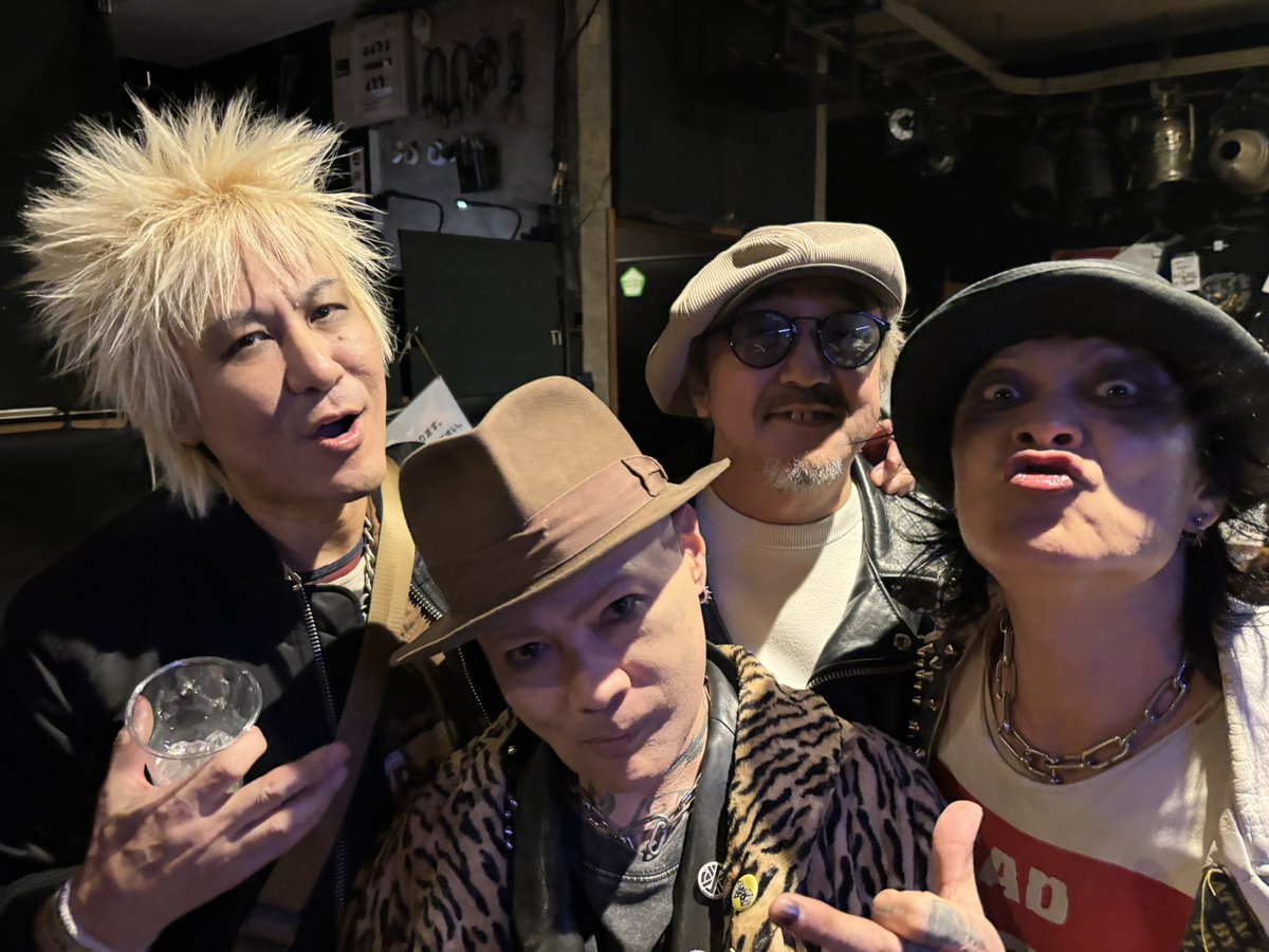 tetsu0virus's tweet photo. ぶらり高円寺Show Boat

SECT、BODIES、FUNGUS

懐かしい顔も見れて
やっぱり高円寺はゴキゲンだね

スイートホーム高円寺！

そして
12\12(金)西荻窪リンダガレージ

和気さんのツアーにお邪魔します

静かなる革命の旅

旧友Hidaviciousとも久々の共演

こちらもゴキゲンな夜になりそうです https://t.co/aIy65Zsh0N