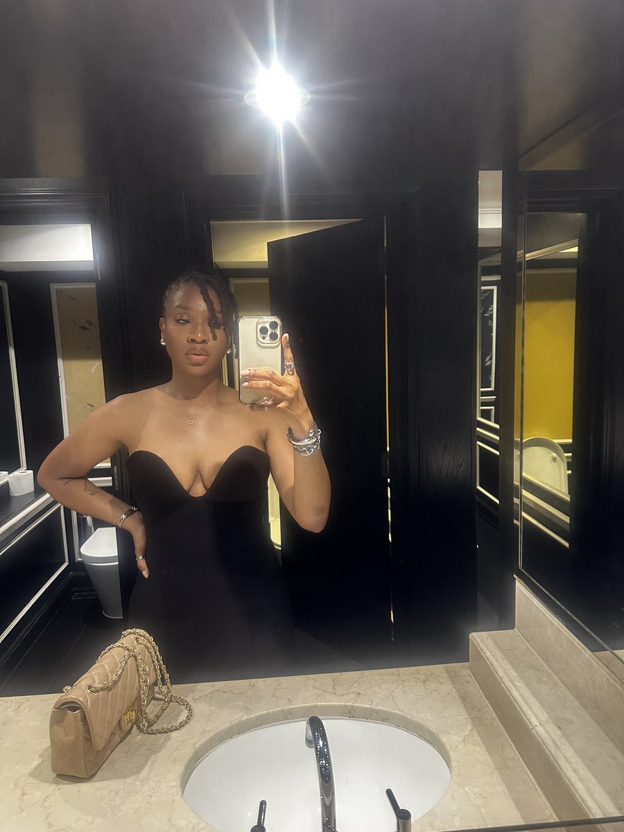 dameeLdn's tweet photo. Just a baddie with locs..🎀 https://t.co/P20IwNtcoj