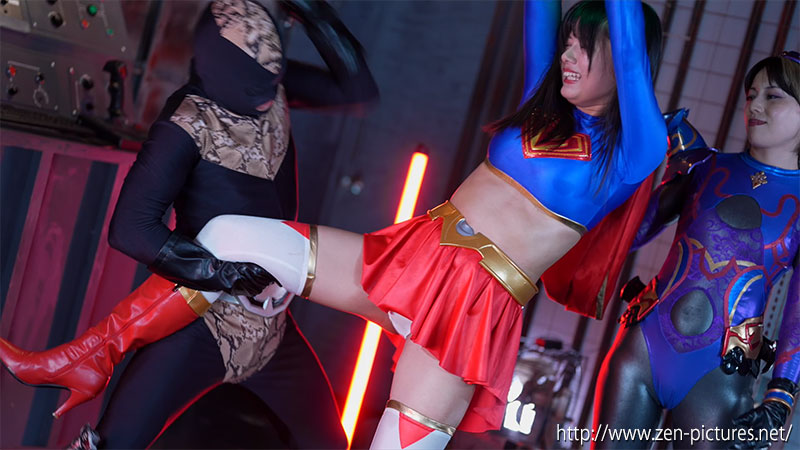 【蜜糖的绝境】记者西门麻理亚，其真实身份是战士蜜糖甜心，为揭露暗杀组织"毒液"而孤身潜入。女帝戈贡识破其伪装，派出毒气怪人执行抹杀。在毒雾与毒虫怪人的双重夹击下，她最终被戈贡的蛇缚擒获。胜利的女帝未取性命，而是选择用毒素与脐责极刑折磨这位美丽战士，享受她痛苦的模样。
#GIGA