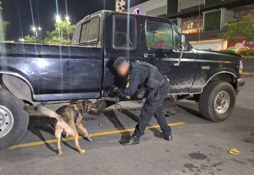 RadioPuntoGT's tweet image. #Departamentales #Allanamientos #Drogas #SGAIA   🚨 👮‍♂️🚔l  En seguimiento a una investigación y a una denuncia recibida en la línea Antinarcótica sobre un vehículo con posible ilícito en un centro comercial ubicado en el kilómetro 60 CA-2,  Escuintla, policías antinarcóticos de