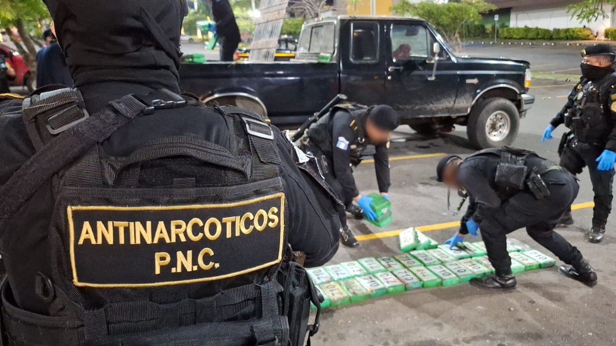 RadioPuntoGT's tweet image. #Departamentales #Allanamientos #Drogas #SGAIA   🚨 👮‍♂️🚔l  En seguimiento a una investigación y a una denuncia recibida en la línea Antinarcótica sobre un vehículo con posible ilícito en un centro comercial ubicado en el kilómetro 60 CA-2,  Escuintla, policías antinarcóticos de
