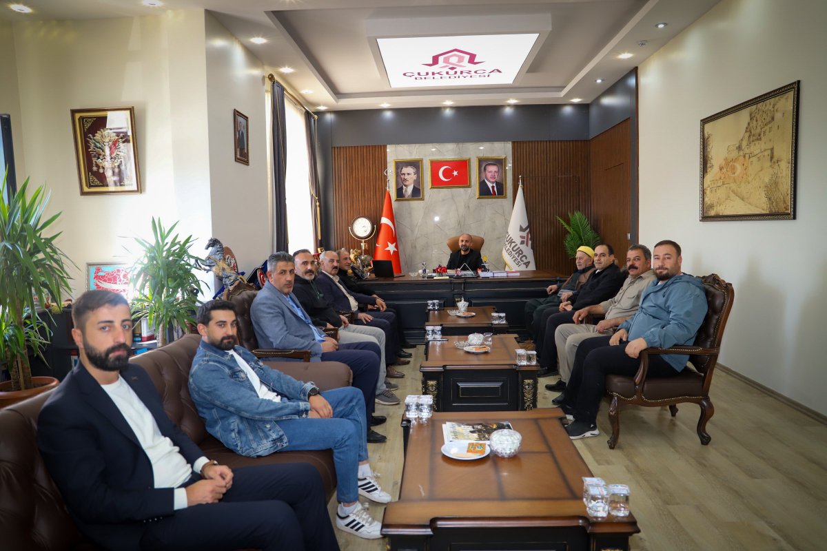 Emirşaban Mahallesi Belbel mevkii sakinleri, mahallede gerçekleştirilen asfalt, yol genişletme ve duvar çalışmalarından dolayı Belediye Başkanımız Sayın Nazmi Demir’e teşekkür ziyaretinde bulundu