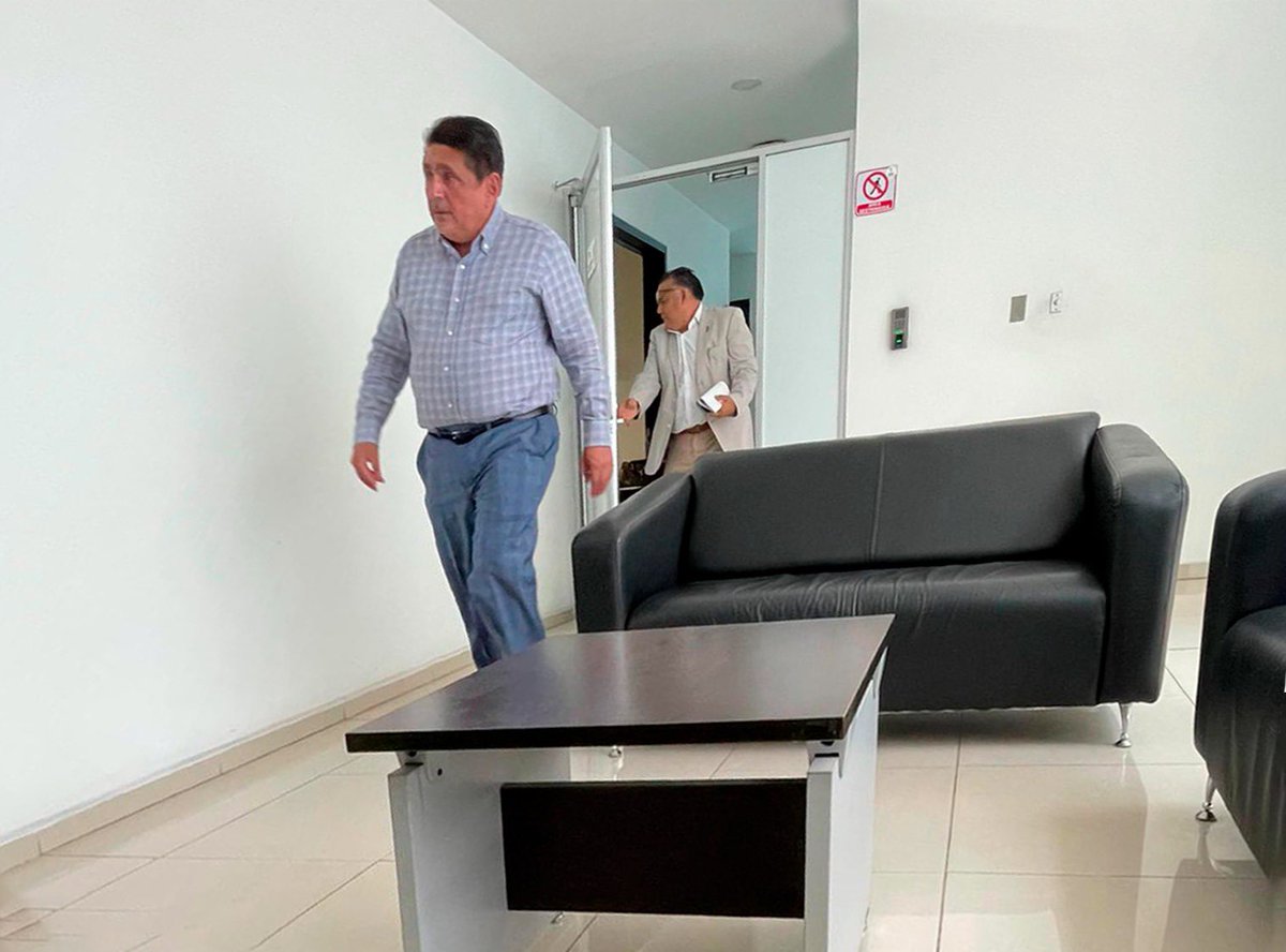 ¿El calidad de qué el ex marido de <a href="/idamis35/">Idamis Pastor Betancourt</a> tiene oficina, camioneta, escoltas y lugar en el estacionamiento de <a href="/FiscaliaPuebla/">FGE Puebla</a>? ¿Por qué se le permitido llenar la FGE con gente del Edomex con negro historial? archivo.e-consulta.com/blogs/corte/es…