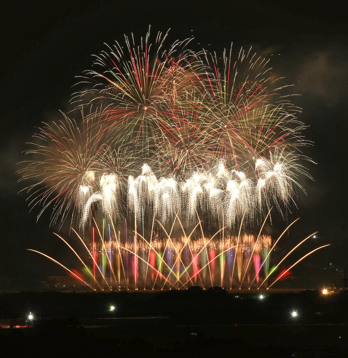 WADADA64024059's tweet photo. アンパンマン列車の後は花火大会🎆
にし阿波の花火2025🎆
前半はよかったのですが後半から煙りが😭
でもでも楽しく連休を過ごせたのでよかったです😂
#にし阿波の花火
#花火大会
#徳島県 https://t.co/6ji1NOH7be