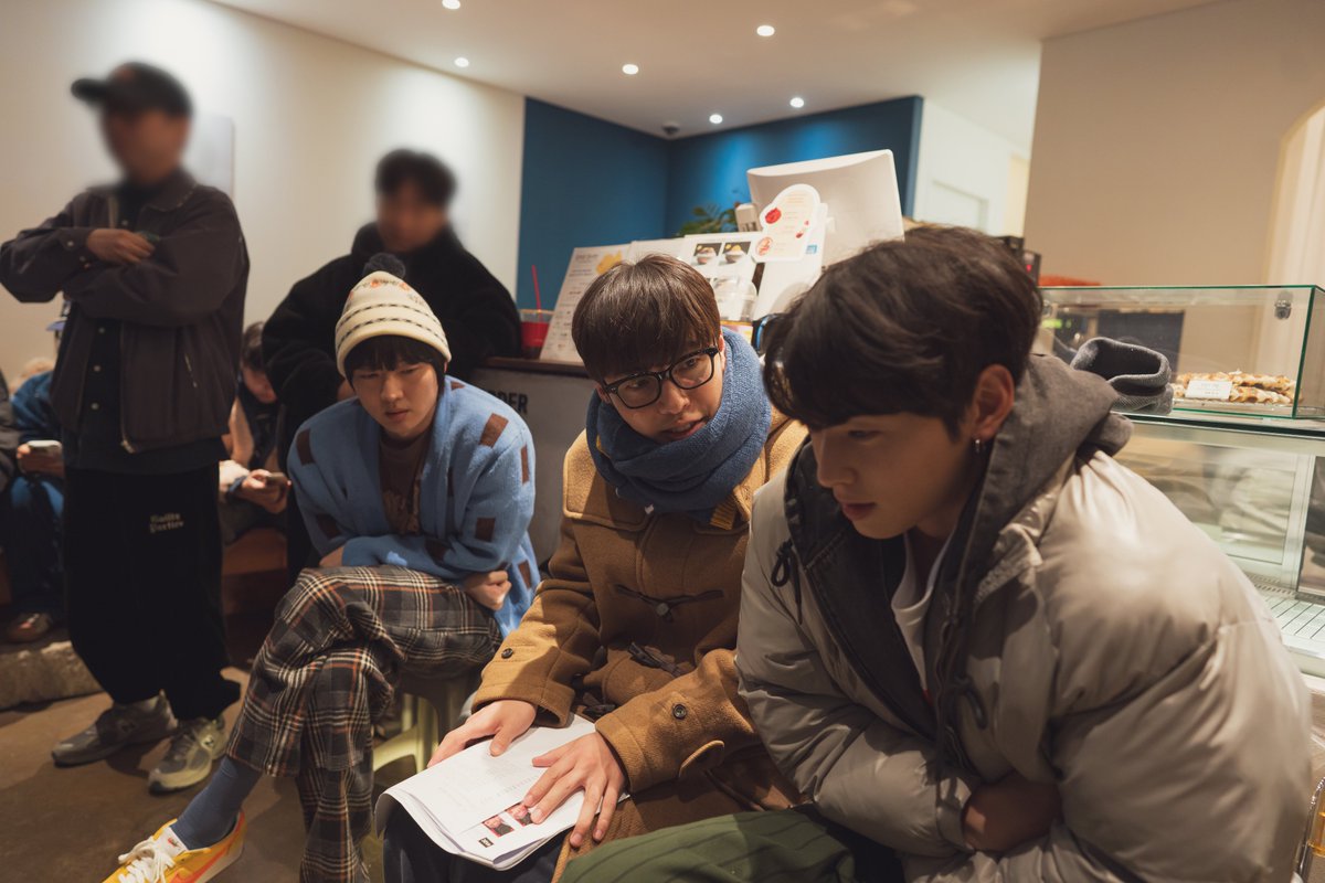 showboxmovie's tweet image. 그저 촬영 현장 비하인드 스틸인데
왜 제 주변이 화사해지는거죠?🌷➰

&amp;lt;퍼스트 라이드&amp;gt; 유쾌한 케미를 담은
📸 현장 비하인드 스틸 대.공.개

&quot;온가족이 즐길 수 있는 무해한 영화 탄생!&quot;
✈️  &amp;lt;퍼스트 라이드&amp;gt; 극장에서 #절찬상영중 🩵

#퍼스트라이드 #남대중감독
#강하늘 #김영광 #차은우 #강영석…