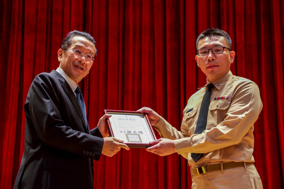 MoNDefense's tweet image. On the eve of #Taiwan’s Doctors’ Day, Minister of National Defense Wellington Koo presided over the 2025 #ROCArmedForces Outstanding Military Medical Personnel and Medical Service Units Awards Ceremony, presenting awards to the honored units and individuals.