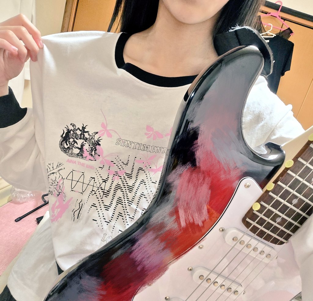 v4zrv's tweet image. 革命道中のロンT着てギター練習！めちゃ楽しい😆
今日学校から帰ってきたら、
アイナさんから２件いいね来てた！
ありがとうございます💙最高にはっぴーです。
#アイナジエンド