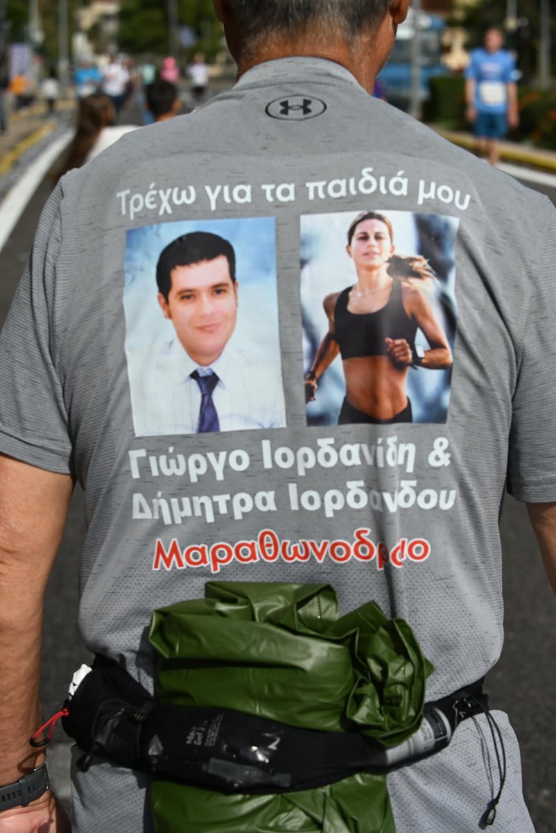 LampDim's tweet image. Είναι ο πατέρας της Δήμητρας Ιορδανίδου (και του Γιώργου)  αθλήτρια με αρκετές διακρίσεις σε πανελλήνιο και διεθνές επίπεδο και δρομέα μεγάλων αποστάσεων.
Η κοπέλα έχασε την ζωή της όταν διερχόμενο φορτηγό όχημα την παρέσυρε με το ποδήλατο της στην Θεσσαλονίκη το 2011