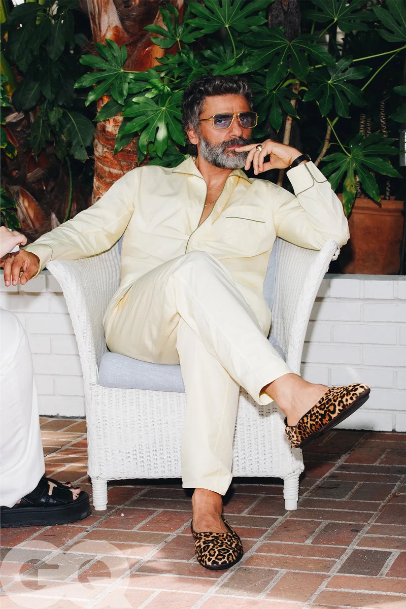 Oscar Isaac photographed by Tyrell Hampton for GQ’s 30th Men of the Year issue

(Source: gq.com/story/oscar-is…)