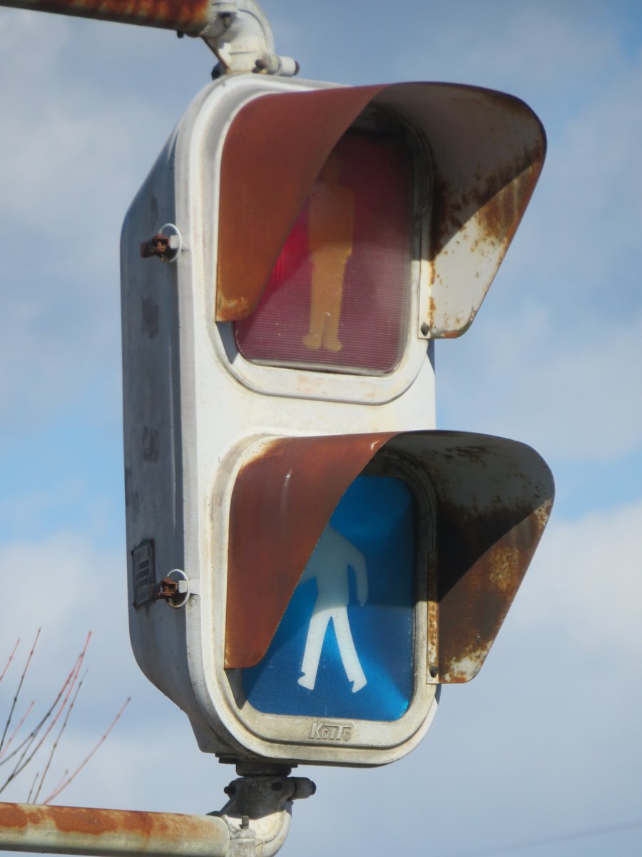 Mattan_Signal's tweet image. 【速報】 #更信予告
茨城県常総市豊岡町乙
赤だけレンズが換装されたkoitoロゴ入りおにぎり 1基
(昭和46年8月製造 KHV-2E 交通信号灯器銘板)

更新予告が出ました！
記録はお早めに！

※群馬県内に続き恐らく茨城県内からもkoitoのロゴ入りおにぎりが絶滅になりそう…？何れにしろ記録はお早めに。