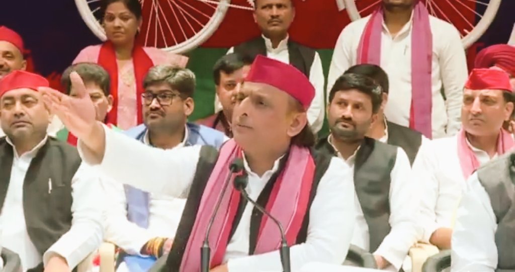 USY_79's tweet image. मात्र 17 साल की मासूम यादव बेटी के साथ दस मुस्लिम लड़कों ने ब‘ लात्कार किया।

घटना सिद्धार्थ नगर, यूपी की है।

जब रिपोर्टर ने अखिलेश यादव से सवाल किया तो कोई संतोष जनक जवाब नहीं मिला और बात को टाल दिया कि छोड़ो भाई कोई दूसरा बात करते है।

ये औकात है वोट बैंक के आगे यादवों की जो…