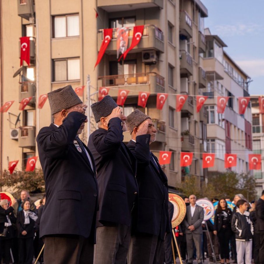 Turkovasi's tweet image. Türk milletinin kalbinden Atatürk sevgisini silemezsiniz!