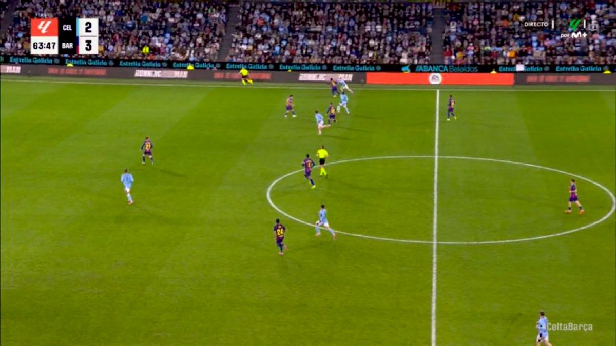 بلايا:

أنظروا إلى فرينكي .. لماذا يقف هنا ؟

لأن سيلتا، مثل كثير من الفرق، كان يؤذي برشلونة بترك لاعب متقدّم للأمام، ولمنع ذلك، جعل فليك فرينكي يتراجع إلى الخلف، لتتحرك المنظومة الدفاعية كلها بالجري بدلًا من تنفيذ مصيدة التسلل.

وقد نجح ذلك إلى حدٍّ كبير.