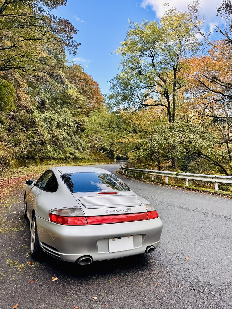 MagnusSuperstes's tweet photo. Autumn drive with the Carrera 4S. 🍂
Cool air, fallen leaves, and the echo of a flat-six through the winding roads.
Nothing compares to this — pure connection between car, season, and soul.

#Porsche911 #Carrera4S #Porsche996 #FlatSix #AutumnDrive #PorscheLife #911Carrera4S https://t.co/X6hGp5md4y