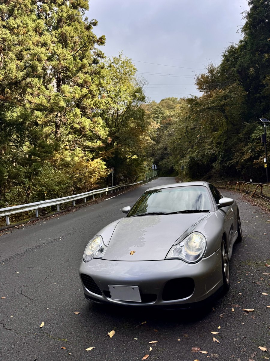 MagnusSuperstes's tweet photo. Autumn drive with the Carrera 4S. 🍂
Cool air, fallen leaves, and the echo of a flat-six through the winding roads.
Nothing compares to this — pure connection between car, season, and soul.

#Porsche911 #Carrera4S #Porsche996 #FlatSix #AutumnDrive #PorscheLife #911Carrera4S https://t.co/X6hGp5md4y