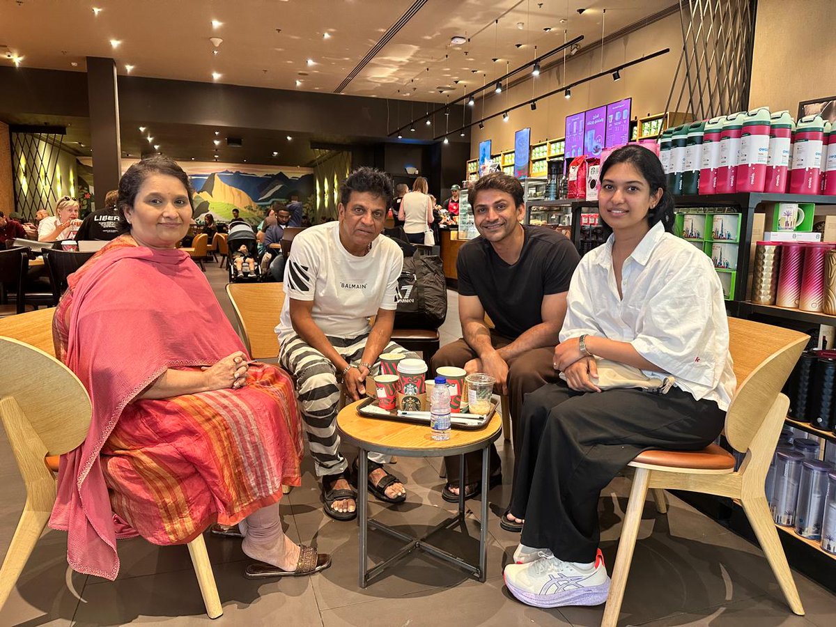 Team_Dhananjaya's tweet image. Today Exclusive Pic ❤️ 

&quot;ಆಗೆಲ್ಲ ಶಿವಣ್ಣ ಯಾವಾಗ ಧನು ಮದುವೆ ಅಂತ ಹೇಳೋರು!😅
ಮದುವೆ ಆದ್ಮೇಲೆ ಈಗ ಒಬ್ಬರೇ ಇವೆಂಟ್, ಹೊರಗೆ ಹೋದಾಗ ಯಾಕ್ ಧನು ವೈಫ್ ಕರ್ಕೊಂಡು ಬಂದಿಲ್ವಾ ಅಂತ ಕೇಳ್ತಾರಂತೆ.

@NimmaShivanna #GeethaShivarajkumar @Dhananjayaka #DrDhanyathaGauraklar 

#DaaliDhananjaya #Dhananjayafans