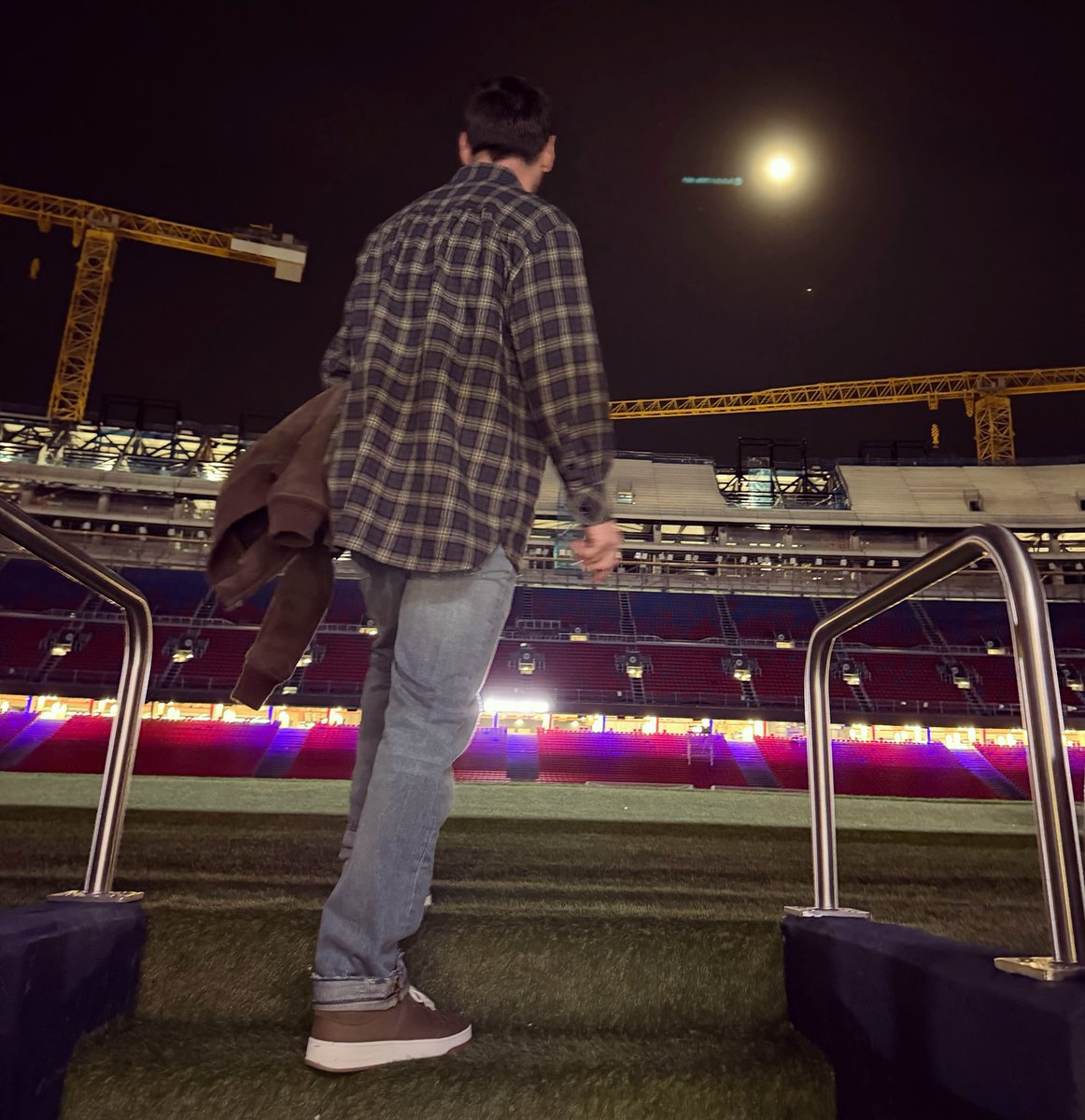 أكثر من مجرد صورة!

بوست كله اشتياق ، وحنين ، هذا الرجل في كل مرة يسطر درس في التواضع والحب!

" المكان الذي جعلتموني فيه أسعد إنسان في العالم  ".

من الذي جعل الاخر سعيدًا يا ليو؟ 🥺

الكامب نو مدين لك بأفضل وداعية في تاريخ كرة القدم