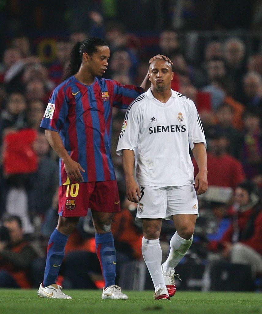 FTBLsection's tweet image. 🗣 Roberto Carlos – &quot;Marking Ronaldinho was the hardest job in football. One second he&apos;s behind you,the next second he&apos;s scoring a goal. One day, in the El Clásico, I decided to punish him, I kept on telling him about his girlfriend, every time he was close to me I would ask him…