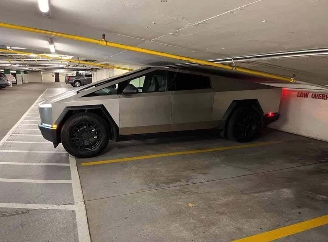 TeslaKing420's tweet image. Cybertruck parking only 📐