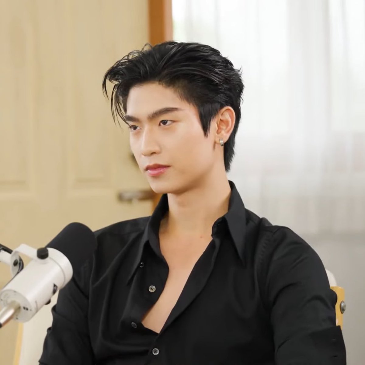 ImyourPeiPeiii's tweet photo. เชิ้ตดำ กระดุมพังติดไม่ได้ ใส่เอียร์คัฟ หล่อจนลมหายใจติดขัด หล่อแบ้ด หล่ออะเพ่ TT

 POPPY PODCAST X THOMAS
#จันทร์ไรจรรโลงกับโทมัสธีร์ทัศน์ https://t.co/4drQ9BkSJp
