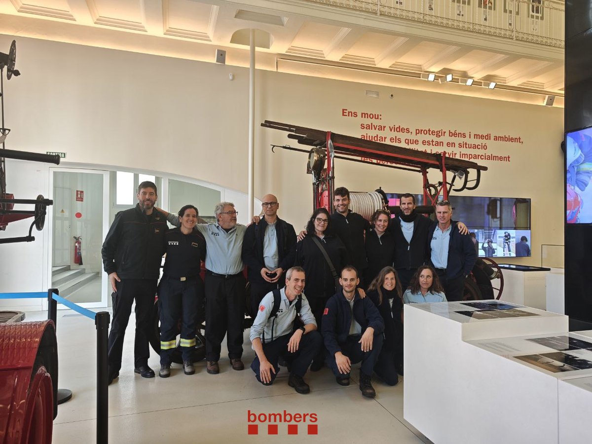 bomberscat's tweet photo. Els Tècnics Especialistes Operadors de Control #TEOC de la Sala Central #Bomberscat han intercanviat avui experiències amb els seus homòlegs del Centre de Gestió d'Emergències de @BCN_Bombers i visitat l'espai d'exposició del cos municipal https://t.co/FyZREmj5Zv