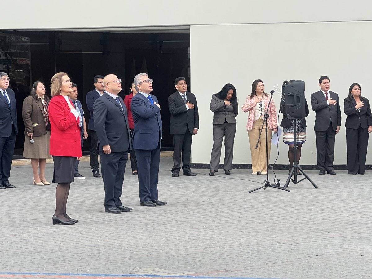 jmhidalgo's tweet image. 🚨🇵🇪En el TC empezó a cumplirse la disposición de izar la bandera y cantar el himno los domingos y lunes a las 8am en las instituciones públicas. Veo algunos rostros molestos. En otras instituciones los citaron más temprano. ¿Qué opinan?