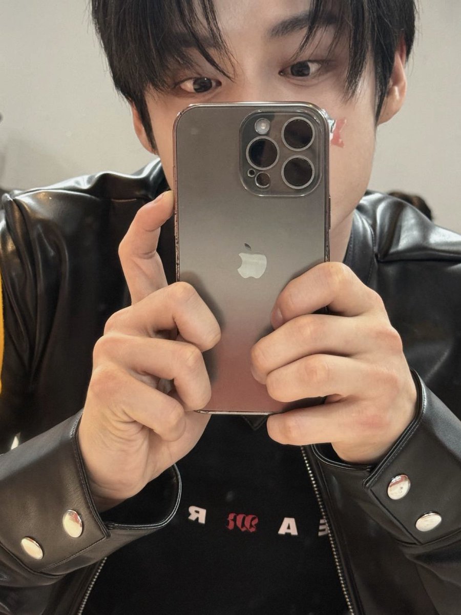 Jiwooog's tweet photo. Kalau kamu nyari cowok dengan Iphone 17 Pro Max 2TB tanpa cicilan itu, aku mundur. Tapi kalau kamu mau bersama laki-laki dengan Iphone 16 yang siap mencintaimu. Aku maju. https://t.co/nfBSrTXoAf