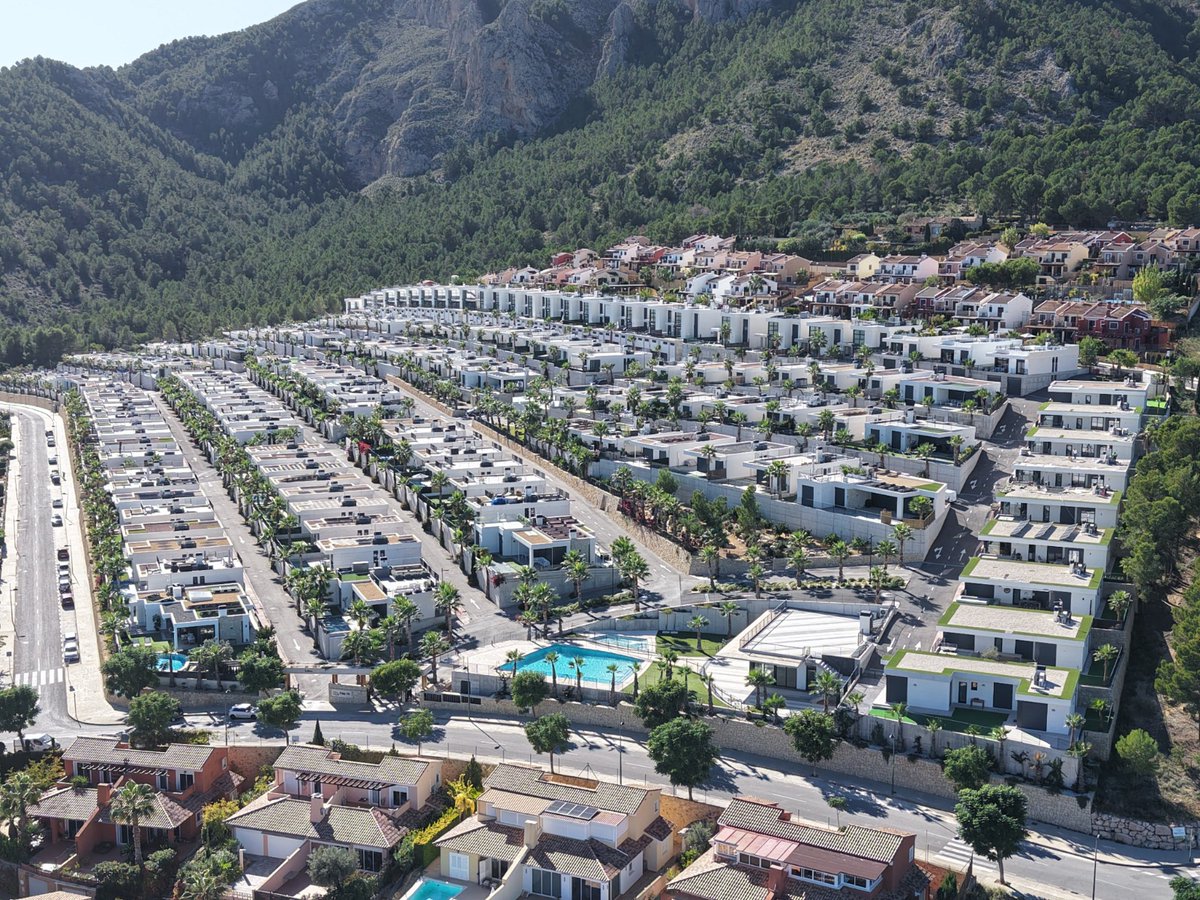 #PolopHills desde el aire nos enamora un poquito más. Una increíble panorámica de las villas a los pies del Monte Ponoig. ❤️⛰️