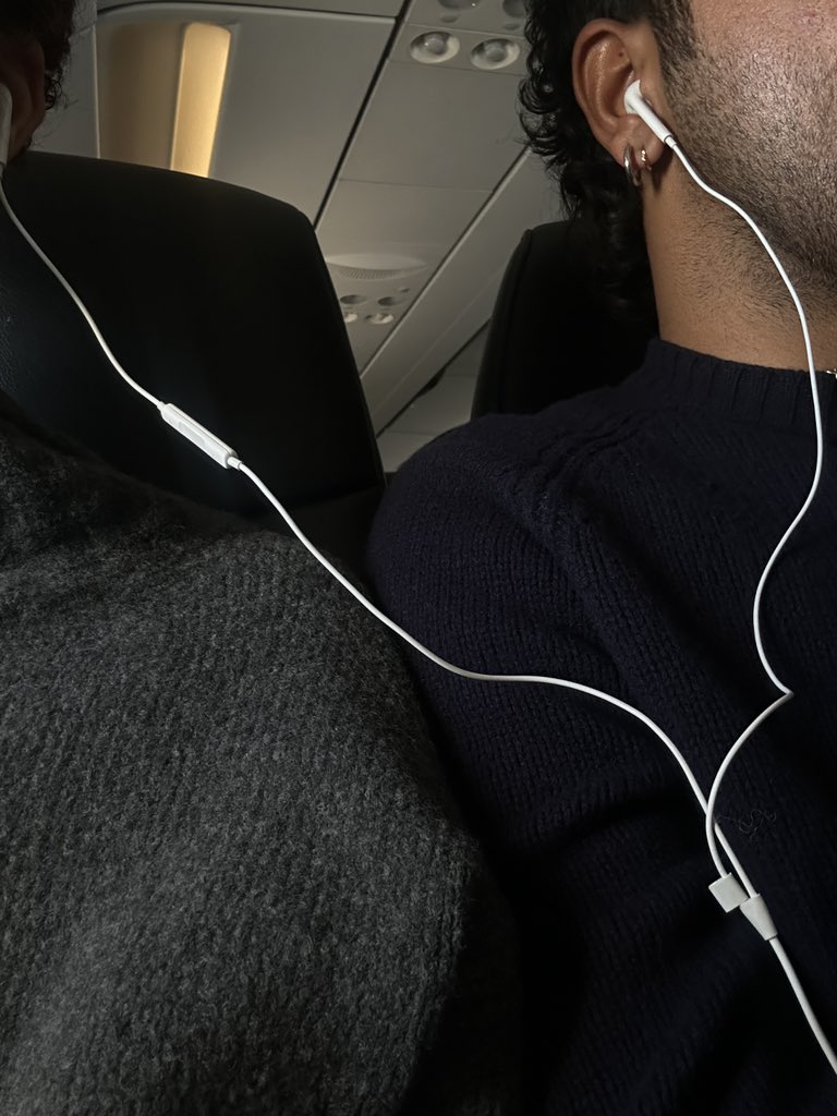 LowkeyEnergy_'s tweet image. I love sharing headphones with my husband we’re so #connected.