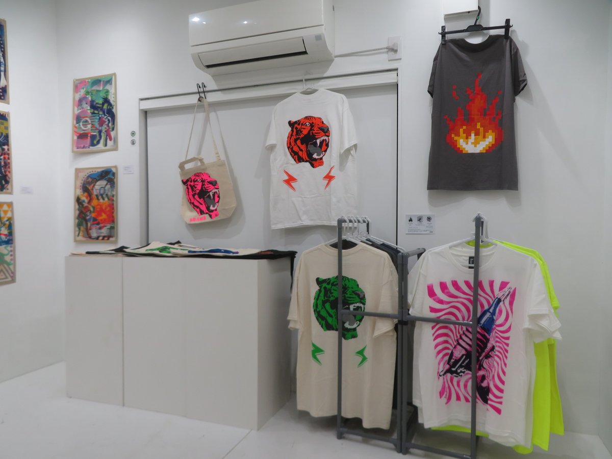 JITSUZAISEI　「snAwk個展　The Earth is Flat and I DOOMSCROLL」　10/31(金)～11/16(日)　14:00～19:00、19:00～BARタイム　火水休　無料　ミクストメディア、ほか　jitsuzaisei.com