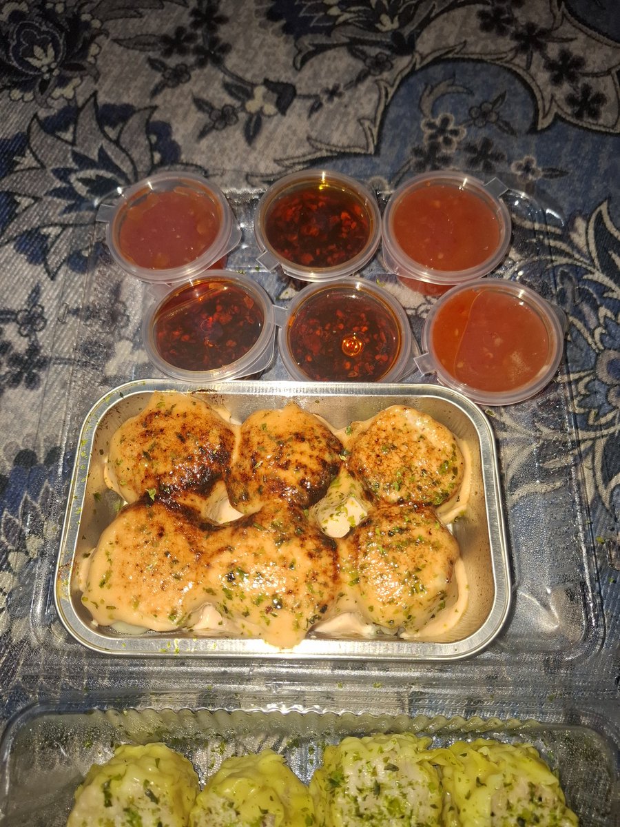 luiveo's tweet image. nyang muk dimsum, antri yaa. ☝🏻