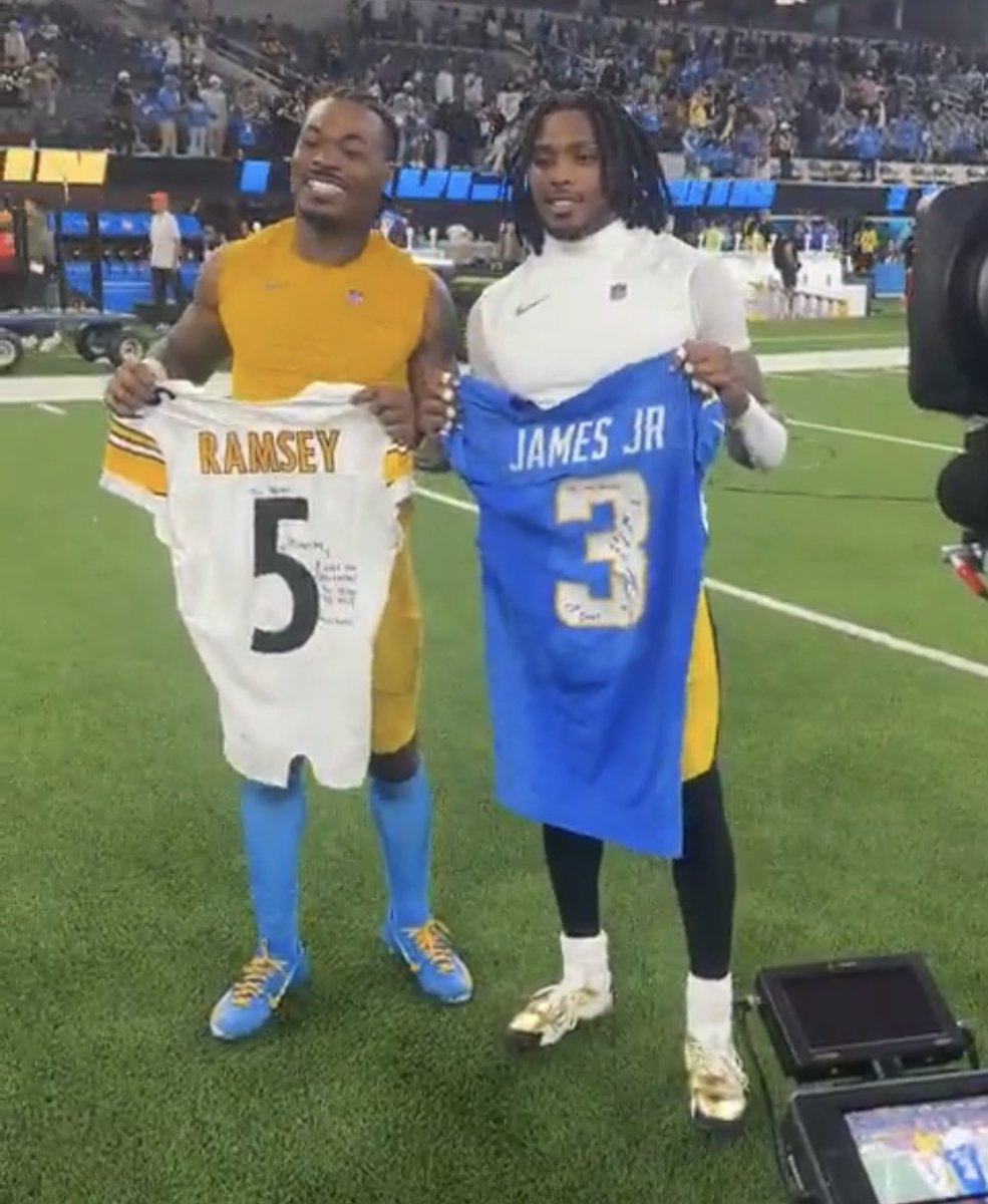 Former Florida State defensive backs Derwin James Jr. and Jalen Ramsey exchanged jerseys after the Chargers-Steelers matchup last night. 🍢 #GoNoles #NoleFamily #fsufootball #derwinjames #jalenramsey #nflfootball #floridastate