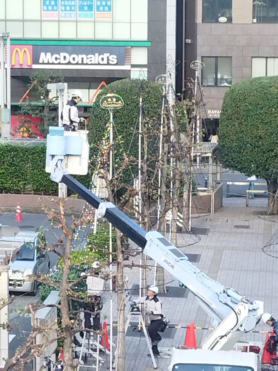 今日の昼間、駅前でイルミネーションを設置しているところに出くわしました。
夜暗くなってから帰る時にこれを見ると、カパルに「おつカパール」と言ってもらっているみたいで嬉しいんだよね🥒
いつもありカパールだぉ😊
#カパル
#志木