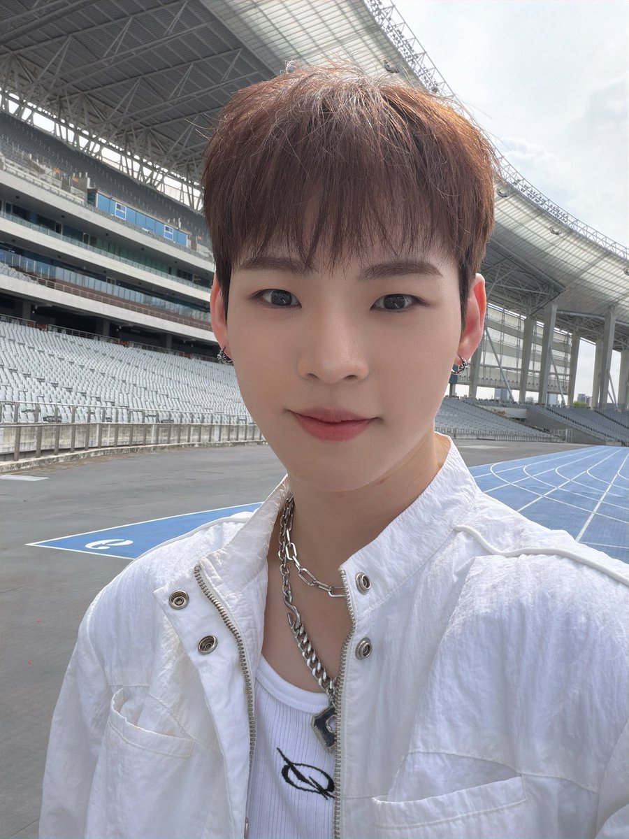 zanzanbary's tweet photo. 사진 열심히 골라서 영원히 보내주고 있는 게 너무 기여움 ㅠㅠ 인스타용 토독토독 프롬 우다다다다다 이거는 셀카 토독 https://t.co/7tcwxPAirA