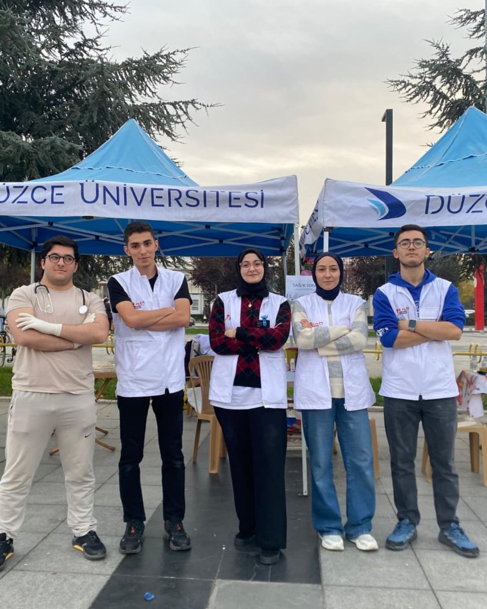 Düzce Üniversitesi Genç Yeryüzü Doktorları topluluğumuz ile birlikte “Sağlık Sokağı” etkinliğinde Düzce halkıyla buluştuk.💚
Genel anamnez, ağız ve diş sağlığı, göz sağlığı, kan şekeri ve tansiyon ölçümü gibi birçok alanda kurulan stantlarda ziyaretçilere bilgilendirme ve