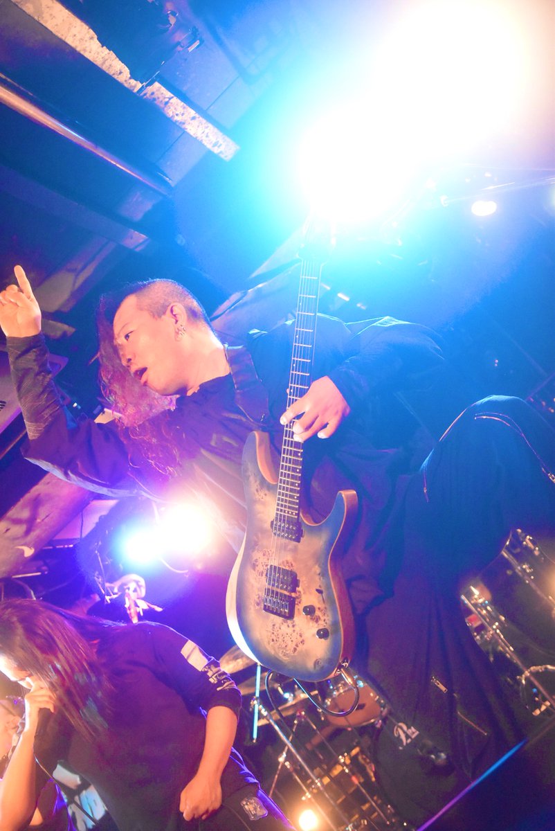 良くいえばジェイソンニューステッドみたいなアタマにしてだいぶ経ち、最近"刈り上げたとこ元に戻して〜"って思ってたところ、

やたら襟足が長いShujiが
"襟足だけ伸ばしましょう"

と言ってきたんで
"ジョジョでもそんな髪型のやつおらん"
と返しました。

万が一登場したら襟足だけ伸ばし始めます。