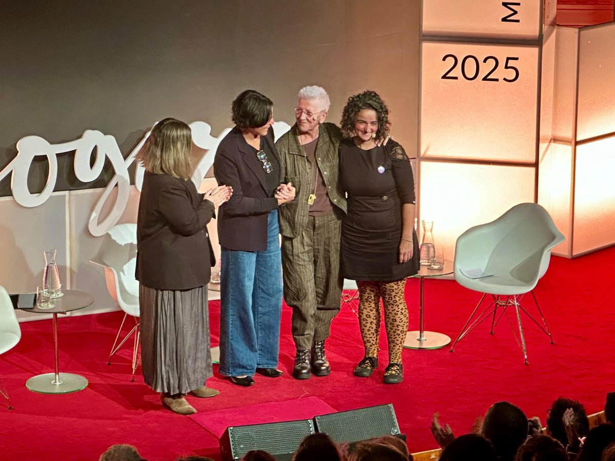 metxebarria_vg's tweet image. 🕊️ Escuchar, reconocer y dar visibilidad a las víctimas es un acto de justicia y también de convivencia.
Su voz nos recuerda que sanar como sociedad empieza por mirar de frente el dolor y transformar la memoria en respeto y compromiso compartido.
#VitoriaGasteiz #Gasteiz…