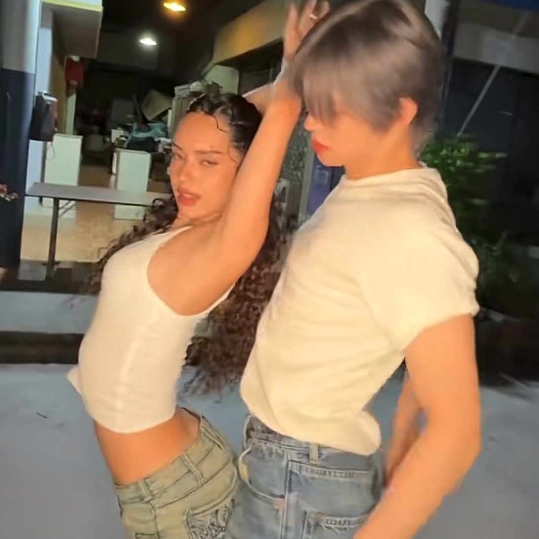 beorinaz's tweet image. put me in the middle now