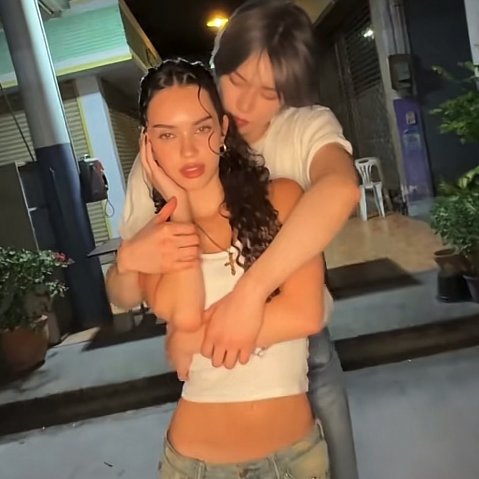 beorinaz's tweet image. put me in the middle now