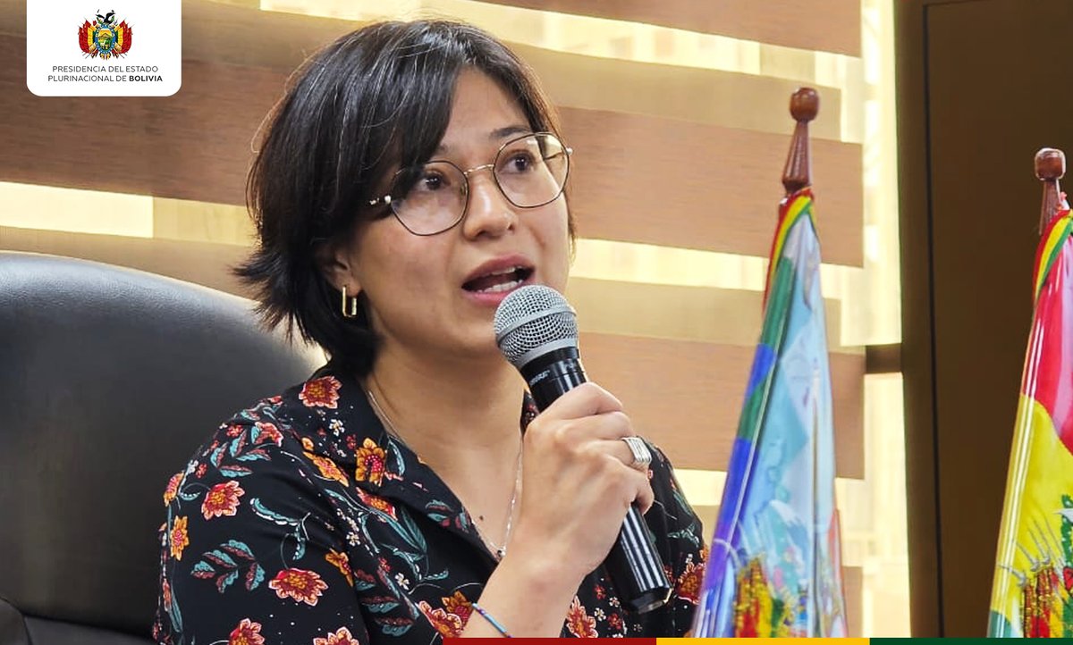 ✅👷El Ministro de Hidrocarburos Mauricio Medinaceli, posesionó a Margot Ayala como Directora Ejecutiva de la #ANH, la primera mujer que asume un cargo jerárquico en el sector energético, quien afirmó su compromiso de trabajar en beneficio del pueblo boliviano.
#siemprebolivia