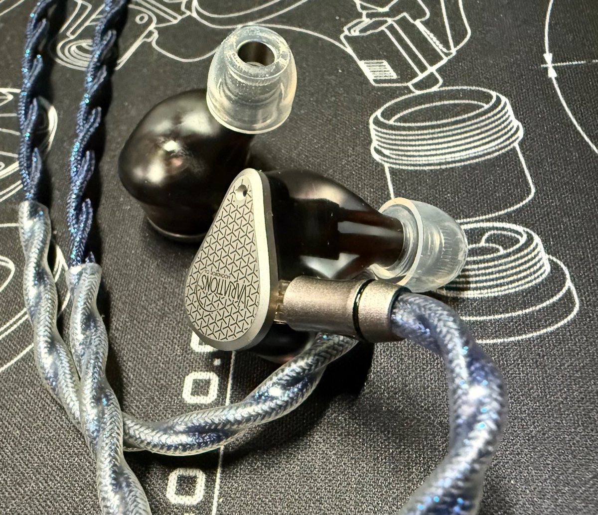 AZLAのmithrylをmoondrop variationsにつけてみました。
コレイルは軸が短かくて、外す時に耳に取り残される事が多くて諦めたのですが、mithrylは軸長めで、軸が太いイヤホンでもいい感じです！高音の煌めきも良いですよ♪