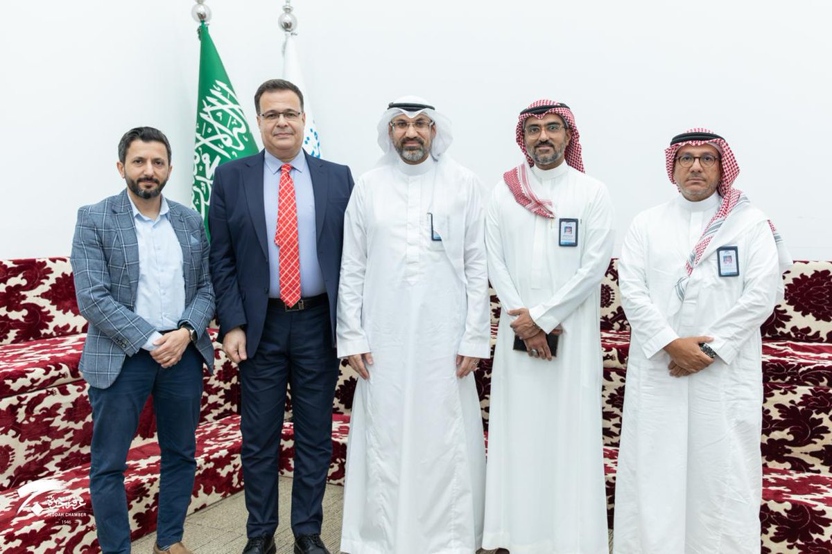 استقبل سعادة أمين عام #غرفة_جدة الأستاذ رامز آل غالب سعادة عضو مجلس إدارة غرفة تجارة حلب الأستاذ أنس طحان ،جرى خلال اللقاء بحث سبل التعاون بما يخدم قطاعات الأعمال المشتركة بين البلدين.