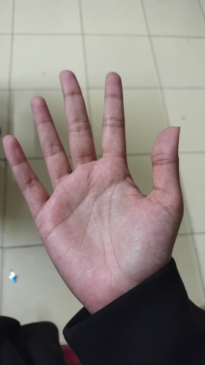Deeptihelloww's tweet image. Can anybody read my hand and tell ki meri nokri kab lagegi 🥹🥹