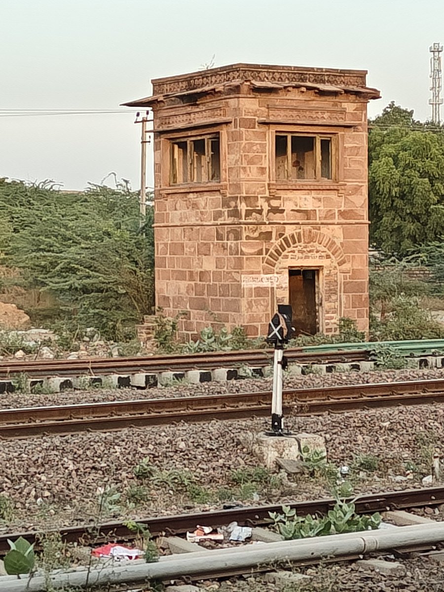 रेलवे के लगभग १०० साल से ज्यादा पुराने भवन को संरक्षित करे । लूणी जंक्शन पर यह पुराना भवन इतिहास संजोए हुए है ।कृपया इन्हें संरक्षित करे ।