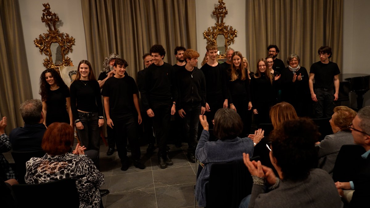 ambasciatasvizz's tweet image. In Ambasciata, trasformata in #teatro,  la compagnia La Lezione ha messo in scena, con alunne e alunni della Scuola Svizzera di Roma, “I Fisici” del drammaturgo svizzero F. Dürrenmatt. Un&apos;occasione di riflessione sul rapporto tra le invenzioni e la responsabilità verso l’umanità.