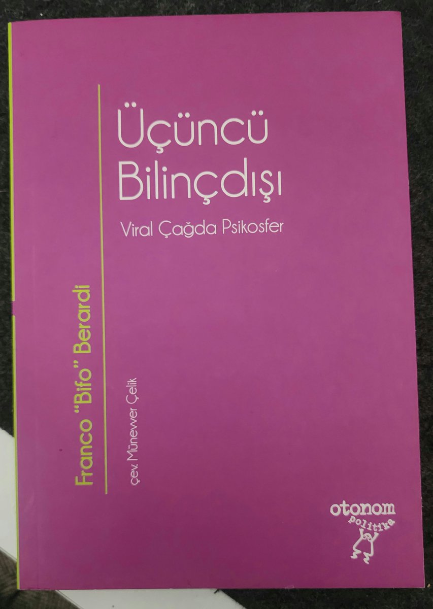 burakhavaon's tweet photo. 📢 bot post-futurista !!! 

Bilinçdışı kavramı artık tam anlamıyla ne Freudyen anlamda (libidinal, rüya temelli), ne Deleuze & Guattarici anlamda (arzunun üretimi olarak) ele alınabiliyor. Berardi’ye göre bunların ötesine düşen yeni bir bilinçdışı vardır; üçüncü bilinçdışı. Bu yeni bilinçdışı, dijital ağlar nedeniyle birbirine bağlanan zihinlerin sürekli algoritmik olarak yönlendirilmeye maruz kalmasıyla şekilleniyor. Yani artık bastırılmış dürtülerden değil de ağ tarafından biçimlendirilen bir duygulanımdır bu. Bu küresel olan zihinsel atmosfer (yani psikosfer) bireysel bir ruhsallık değil, kolektiftir. (semiyotik bulaşır) Yani bugün depresyon, anksiyete, dikkat dağınıklığı gibi rahatsızlıklar bireysel değil, ağsal hastalıklardır, çünkü zihnimiz sürekli çevrimiçi bir uyarılma durumunda yaşamak zorunda bırakılarak, duygularımız algoritmik akışlara göre biçimlendirilir. Ve bu duygular, tanılar ve kimlikler tıpkı memler gibi dijital ağlarda bulaşarak viral hale gelir. (Ve tabii yeni bir kapital pazar açılır.) Eğer algoritmaya göre şekillenmiyorsanız hastasınızdır ve tedavi edilmeniz gerekir. Bugünün kapitalizmi, hastayı iyileştirmeye değil (tabi hasta denirse), sürekli tedavi altında tutmaya programlanmıştır. İyileşmiş insan ekonomik olarak faydasızdır, ancak eksiklik hisseden, kendini sürekli performans halinde tutan, kendilerini girişimciliğe ve ideal görüntü baskısına adayan bireyler uyumludur. (onlara göre hasta değildir çünkü tüketir, tüketilmeyi de üretir) Bu psikosfer kapitalizmin duygusal alt yapısını oluşturur.

Üşenenler için özet: adamlar ruhumuzu bile sömürüyor.