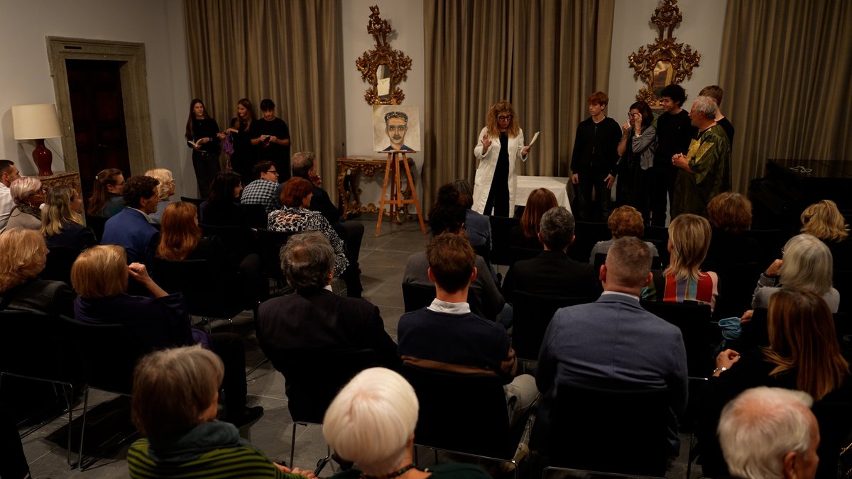 ambasciatasvizz's tweet image. In Ambasciata, trasformata in #teatro,  la compagnia La Lezione ha messo in scena, con alunne e alunni della Scuola Svizzera di Roma, “I Fisici” del drammaturgo svizzero F. Dürrenmatt. Un&apos;occasione di riflessione sul rapporto tra le invenzioni e la responsabilità verso l’umanità.